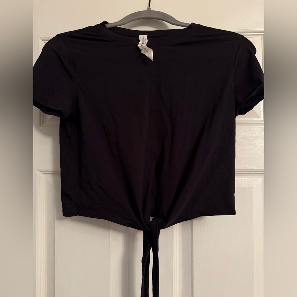 Lululemon. Women’s Black cotton short sleeve crop top with tie front. Size 2